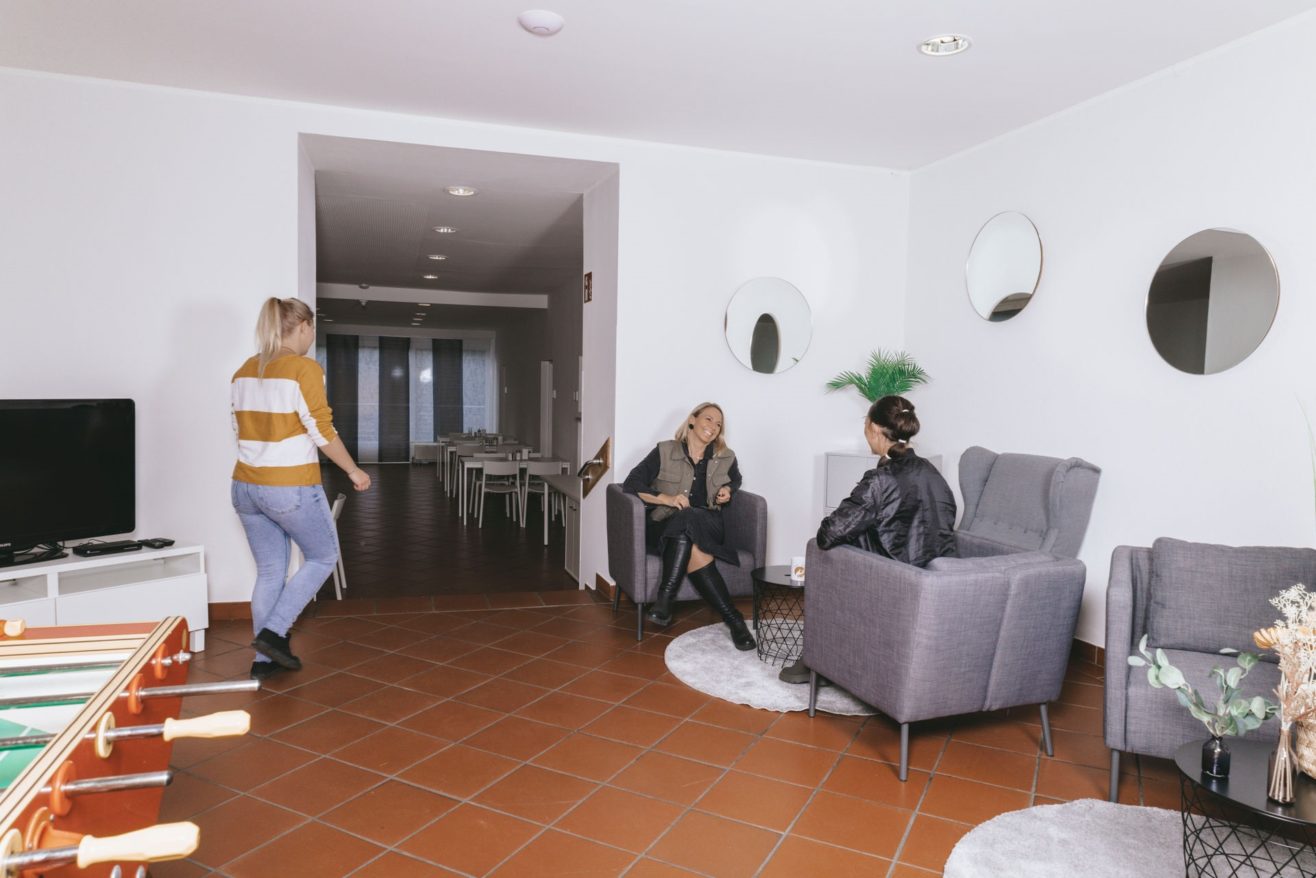 Aufenthaltsraum mit Leuten